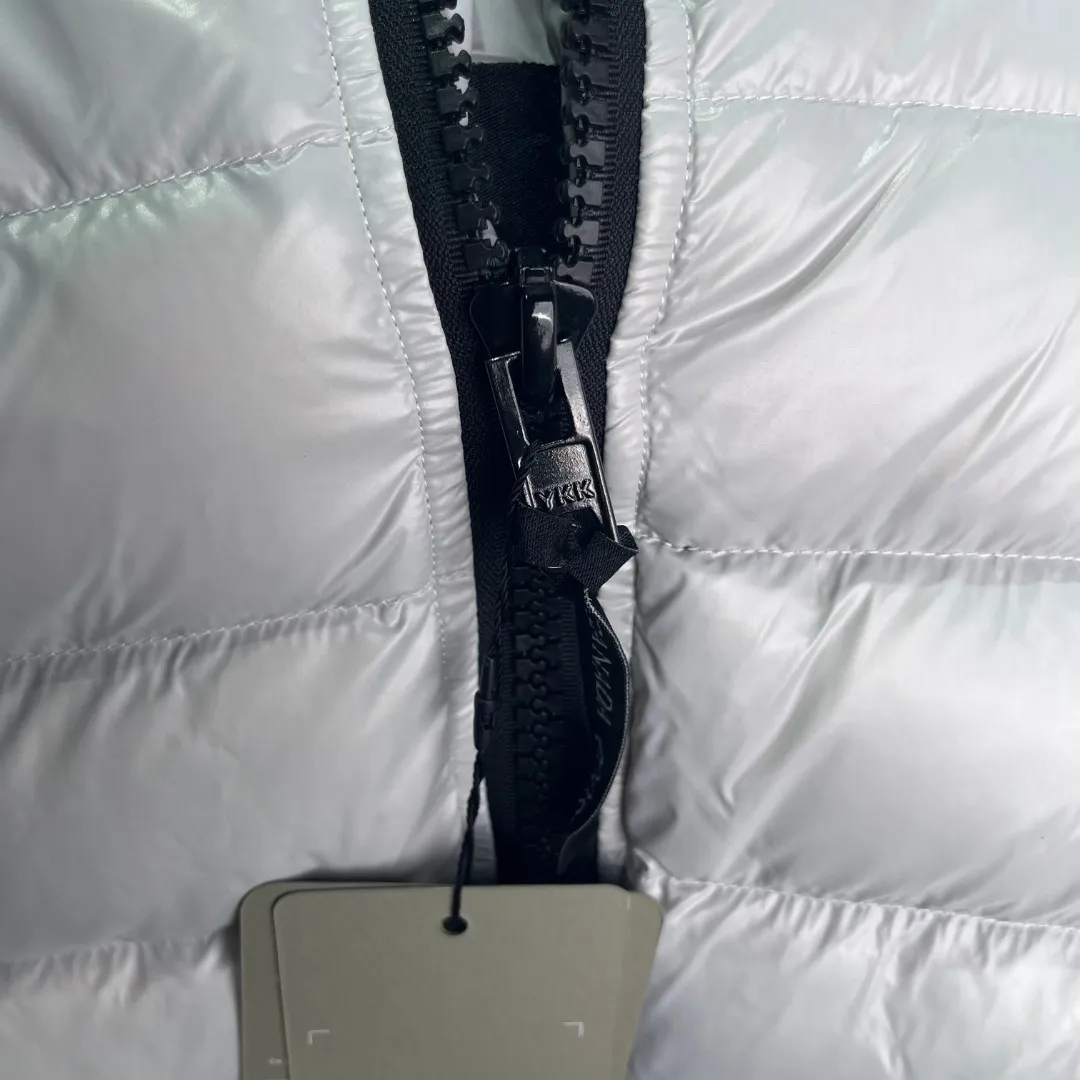 P840 𝑪𝒂𝒏𝒂𝒅𝒂 𝑮𝒐𝒐𝒔𝒆 Canada Goose 2227 Silver White Red Label Canada Goose Crofton Series Crofton Series Ski Season Logo Solid Color Glossy Hooded Waterproof Windproof Ultra-Light Down Jacket Men's Style: Silver